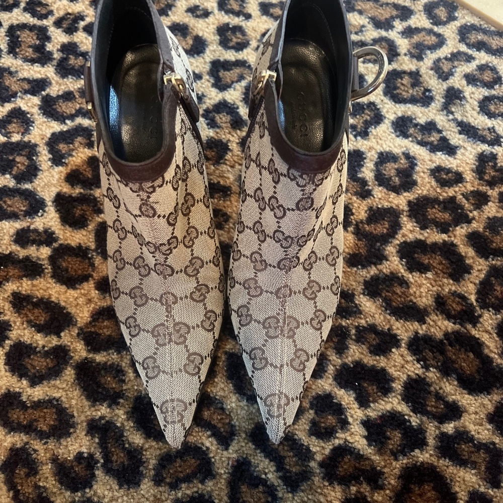 Gucci 7B ankle booties w brown Gucci logo on a tan fabric vintage